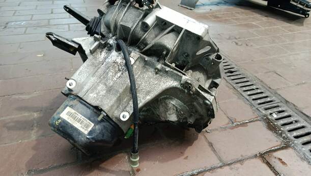 Foto: SCHALRGETRIEBE 5-GANG eines Renault Clio 1.4 16V
