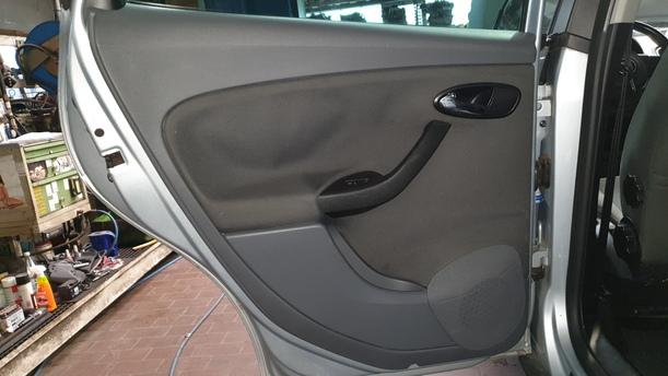 Foto: TÜR HINTEN LINKS eines Seat Altea 1.6