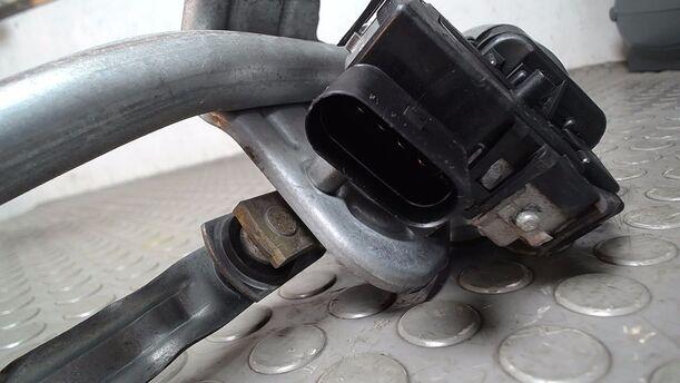 Foto: SCHEIBENWISCHERMOTOR VORN eines VW Passat Variant 1.9 TDI