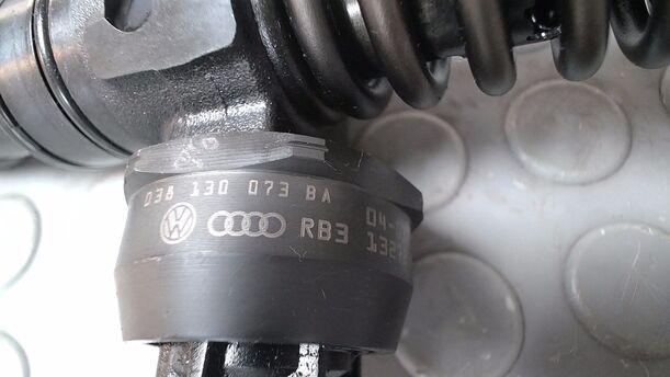 Foto: PUMPE DÜSE EINHEIT eines VW Passat Variant 1.9 TDI