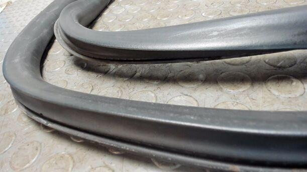 Foto: TÜRDICHTUNG VORNE LINKS eines Seat Altea 1.6 LS