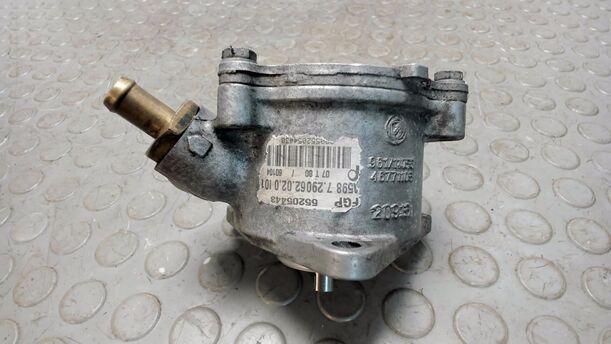 Foto: VAKUUMPUMPE / UNTERDRUCKPUMPE eines Fiat Bravo 1.9 Multijet 8V DPF LS