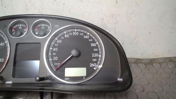 Foto: TACHOEINHEIT/ KOMBIINSTRUMENT eines VW Passat Variant 1.9 TDI GL