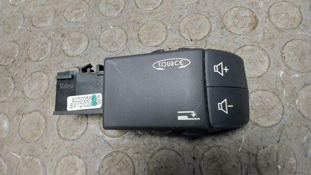 Foto: RADIOBEDIENSCHALTER eines Renault Clio 1.4 16V GL