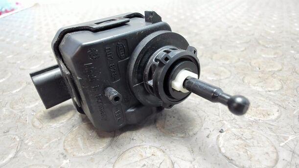 Foto: STELLMOTOR LEUCHTWEITENVERSTELLUNG eines Renault Clio 1.4 16V GL