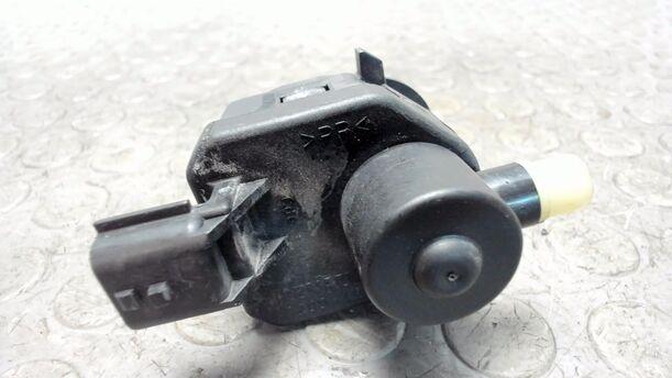 Foto: STELLMOTOR LEUCHTWEITENVERSTELLUNG eines Renault Clio 1.4 16V GL