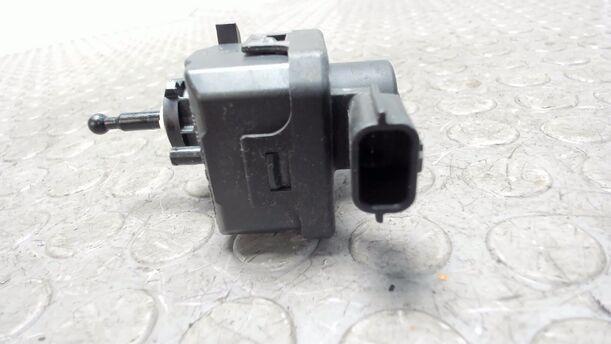 Foto: STELLMOTOR LEUCHTWEITENVERSTELLUNG eines Renault Clio 1.4 16V GL