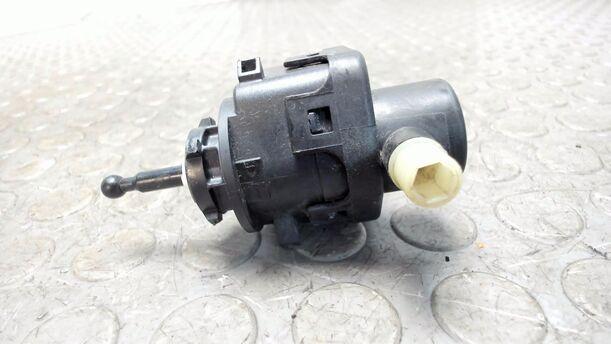 Foto: STELLMOTOR LEUCHTWEITENVERSTELLUNG eines Renault Clio 1.4 16V GL