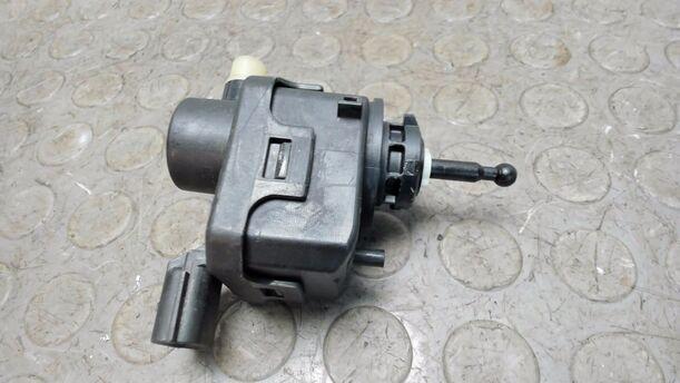 Foto: STELLMOTOR LEUCHTWEITENVERSTELLUNG eines Renault Clio 1.4 16V GL