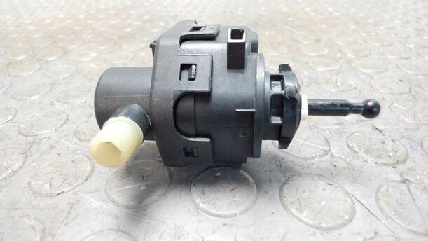 Foto: STELLMOTOR LEUCHTWEITENVERSTELLUNG eines Renault Clio 1.4 16V GL