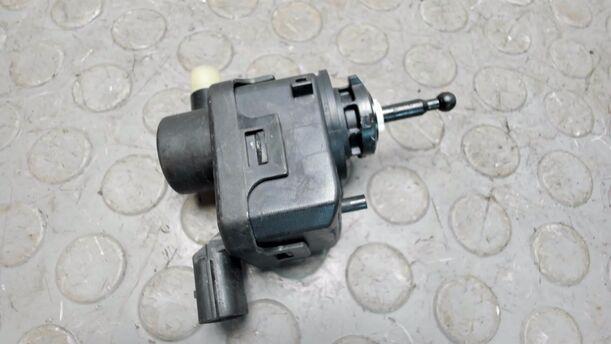 Foto: STELLMOTOR LEUCHTWEITENVERSTELLUNG eines Renault Clio 1.4 16V GL