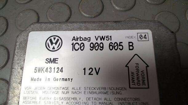 Foto: STEUERGERÄT AIRBAG/ AIRBAGSTEUERGERÄT eines VW Passat Variant 1.9 TDI GL