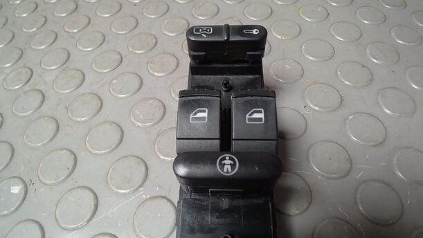 Foto: FENSTERHEBERSCHALTER eines VW Passat Variant 1.9 TDI GL