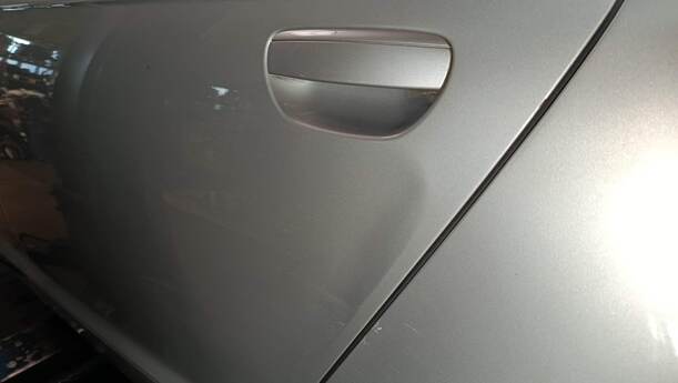 Foto: TÜR HINTEN LINKS ( LIMOUSINE ) eines Audi A6 2.7 TDI tiptronic quattro GL