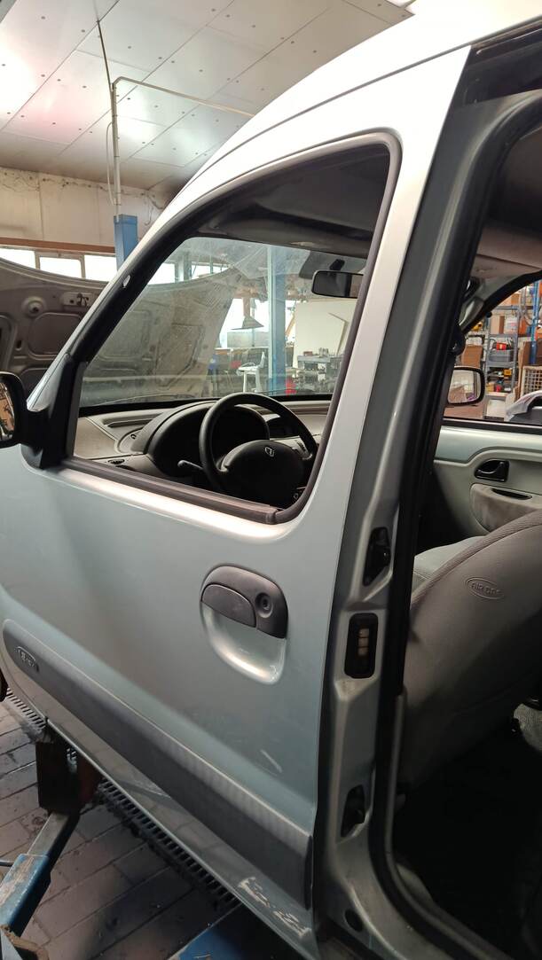 Foto: TÜR VORN LINKS eines Renault Kangoo 1.2 16V GL