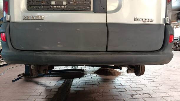 Foto: STOSSFÄNGER/ STOßSTANGE HINTEN eines Renault Kangoo 1.2 16V GL