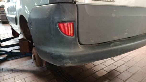 Foto: STOSSFÄNGER/ STOßSTANGE HINTEN eines Renault Kangoo 1.2 16V GL