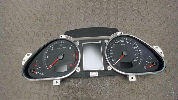 Foto: KOMBIINSTRUMENT / TACHOEINHEIT eines Audi A6 2.7 TDI tiptronic quattro GL