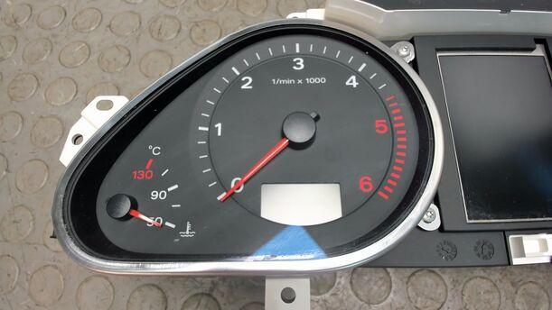 Foto: KOMBIINSTRUMENT / TACHOEINHEIT eines Audi A6 2.7 TDI tiptronic quattro GL