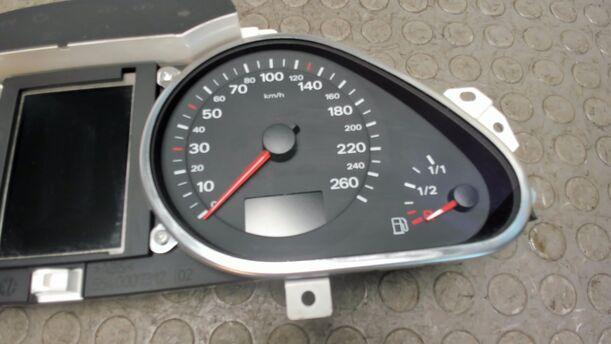 Foto: KOMBIINSTRUMENT / TACHOEINHEIT eines Audi A6 2.7 TDI tiptronic quattro GL