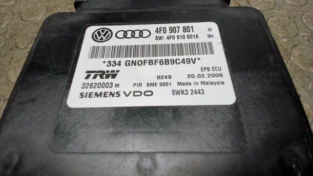 Foto: STEUERGERÄT FESTSTELLBREMSE / HANDBREMSE eines Audi A6 2.7 TDI tiptronic quattro GL