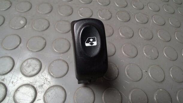 Foto: FENSTERHEBERSCHALTER eines Renault Kangoo 1.2 16V GL