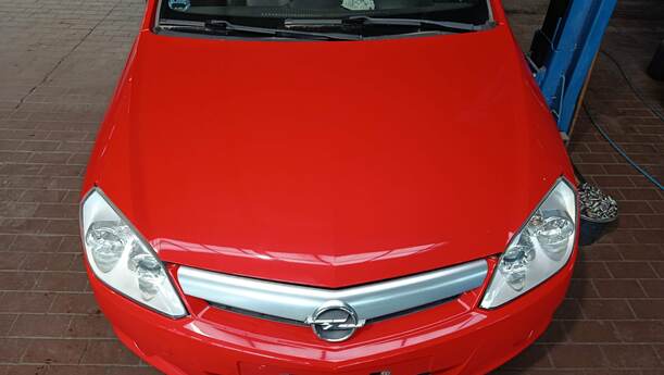Foto: MOTORHAUBE eines Opel Tigra Twin Top 1.3 CDTI
