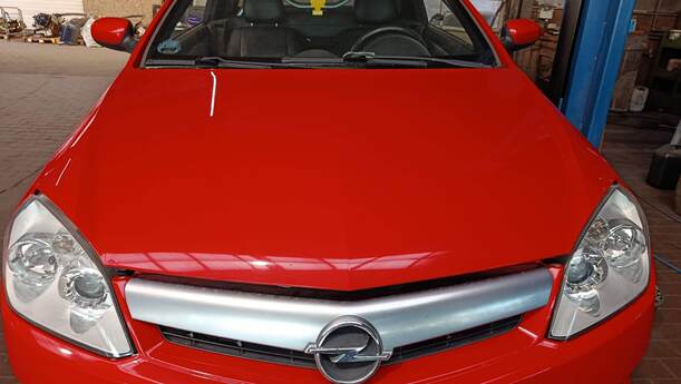 Foto: MOTORHAUBE eines Opel Tigra Twin Top 1.3 CDTI