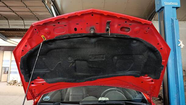 Foto: MOTORHAUBE eines Opel Tigra Twin Top 1.3 CDTI