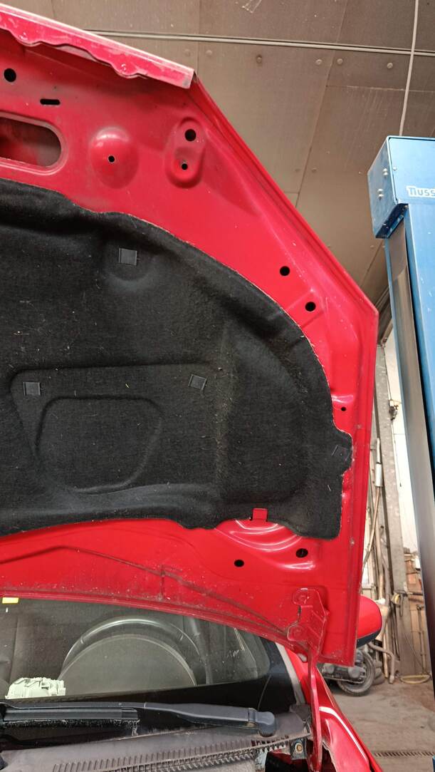Foto: MOTORHAUBE eines Opel Tigra Twin Top 1.3 CDTI