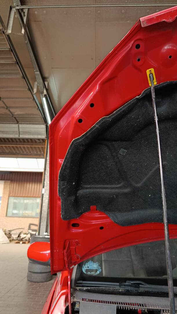 Foto: MOTORHAUBE eines Opel Tigra Twin Top 1.3 CDTI
