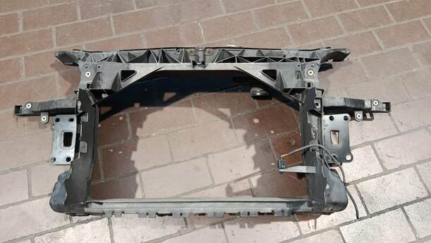 Foto: SCHLOSSTRÄGER / FRONTBLECH eines Seat Altea 1.6