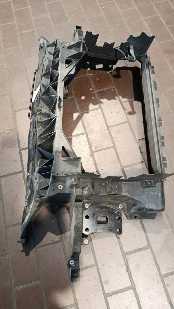 Foto: SCHLOSSTRÄGER / FRONTBLECH eines Seat Altea 1.6