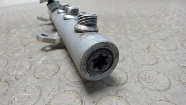 Foto: KRAFTSTOFFVERTEILER LINKS eines Audi A6 2.7 TDI tiptronic quattro