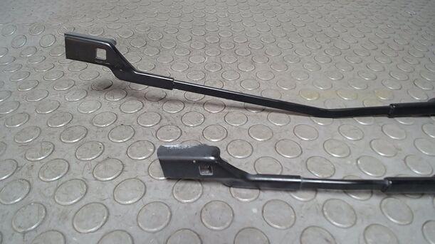 Foto: SCHEIBENWISCHERARME VORN eines Seat Ibiza SC 1.0 Eco TSI S&S