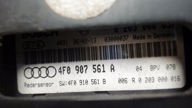 Foto: STEUERGERÄT ABSTANDSREGELUNG / RADARSENSOR eines Audi A6 2.7 TDI tiptronic quattro