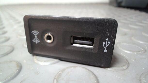 Foto: ANSCHLUSS USB/ AUX eines Seat Ibiza SC 1.0 Eco TSI S&S