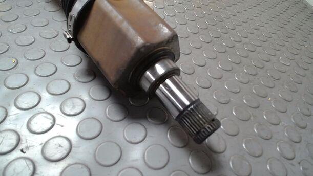 Foto: ANTRIEBSWELLE LINKS ( SCHALTGETRIEBE ) eines Seat Ibiza SC 1.0 Eco TSI S&S Ghia
