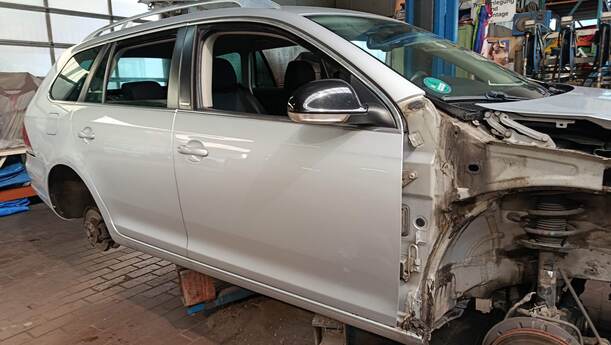 Foto: TÜR VORNE RECHTS eines VW Golf Variant 1.6 TDI DPF Ghia