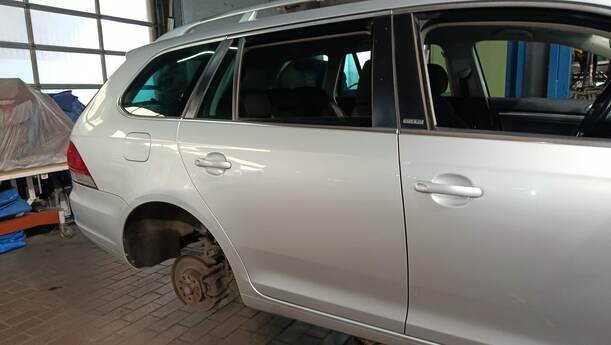 Foto: TÜR HINTEN RECHTS ( VARIANT ) eines VW Golf Variant 1.6 TDI DPF Ghia