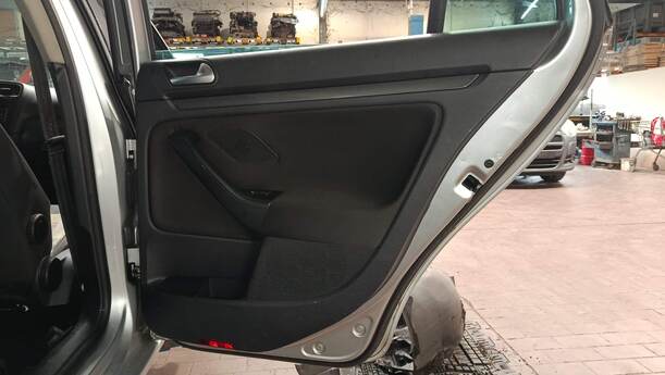 Foto: TÜR HINTEN RECHTS ( VARIANT ) eines VW Golf Variant 1.6 TDI DPF Ghia