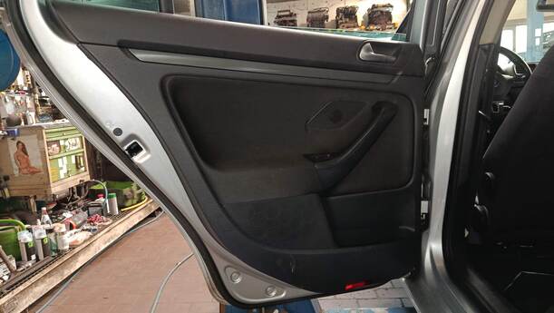 Foto: TÜR HINTEN LINKS ( VARIANT ) eines VW Golf Variant 1.6 TDI DPF Ghia