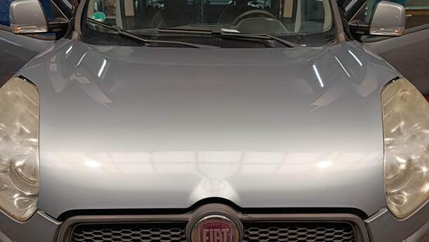 Foto: MOTORHAUBE eines Fiat Doblo Cargo DPF Ghia