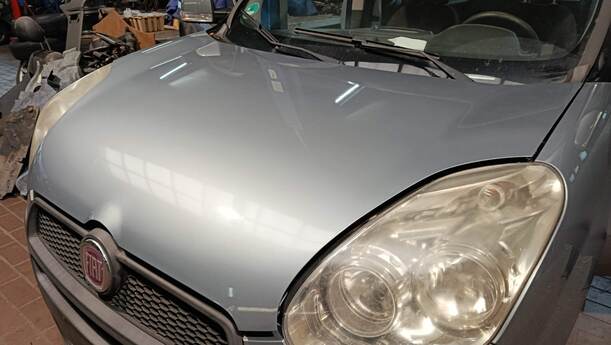 Foto: MOTORHAUBE eines Fiat Doblo Cargo DPF Ghia