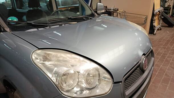 Foto: MOTORHAUBE eines Fiat Doblo Cargo DPF Ghia