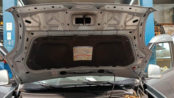 Foto: MOTORHAUBE eines Fiat Doblo Cargo DPF Ghia