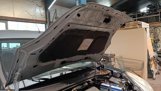 Foto: MOTORHAUBE eines Fiat Doblo Cargo DPF Ghia