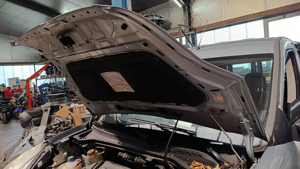 Foto: MOTORHAUBE eines Fiat Doblo Cargo DPF Ghia