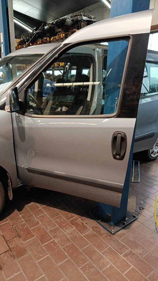 Foto: TÜR VORN LINKS eines Fiat Doblo Cargo DPF Ghia