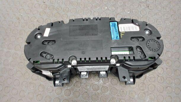 Foto: KOMBIINSTRUMENT / TACHOEINHEIT eines VW Golf Variant 1.6 TDI DPF Ghia